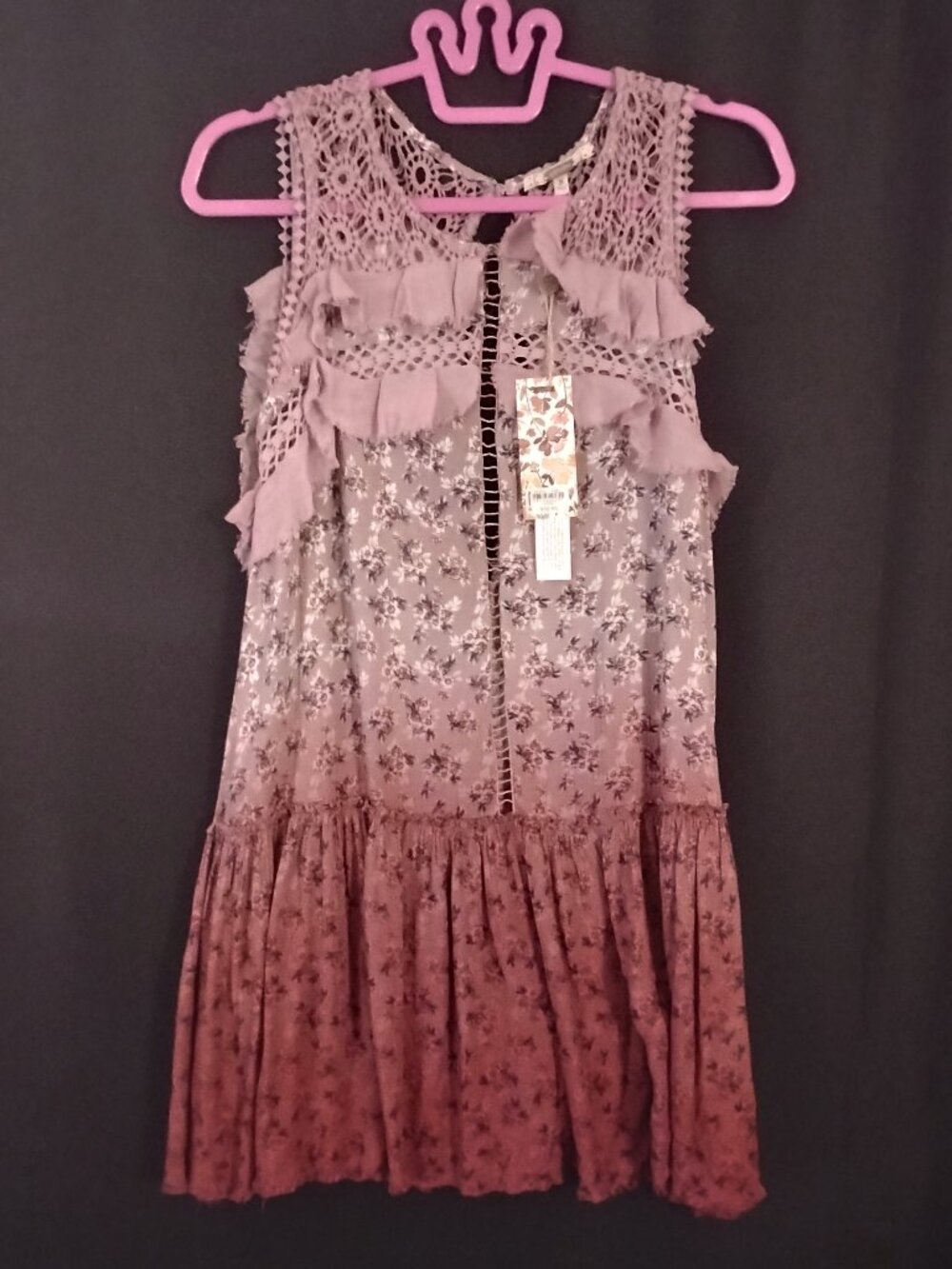 Gimmicks by BKE Size Medium Boho Sleeveless Crochet Lace Ruffle Tunic Blouse